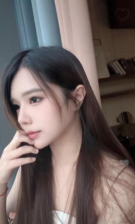 客厅沙发与落地灯，温馨的居家氛围