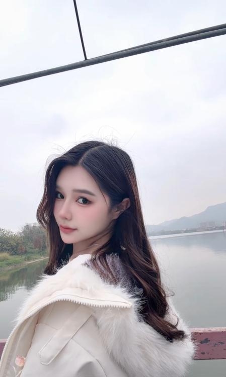 浴室蒸汽与毛巾，暗示刚沐浴后的场景