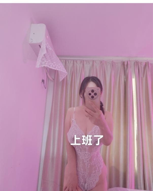 常州钟楼安静街巷，路灯下走过的丰盈身材女生