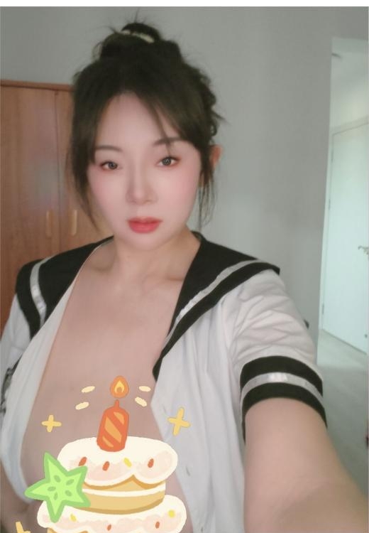 钟楼老街夜晚，肉感小姐姐侧身走过，臀部线条柔和