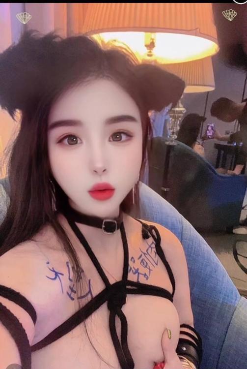 深夜影院最后一排黑暗中的