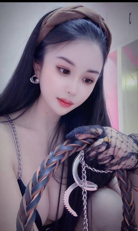 路口告别时路灯下两人侧影