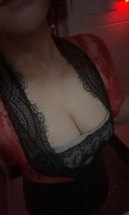 武汉徐东街头邂逅的大奶美女 身材前凸后翘让人难忘