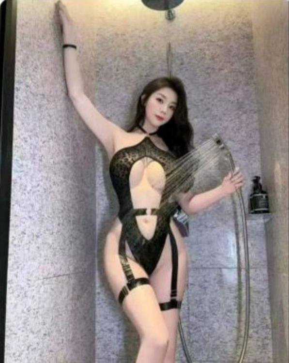 气质女孩在区域公园散步