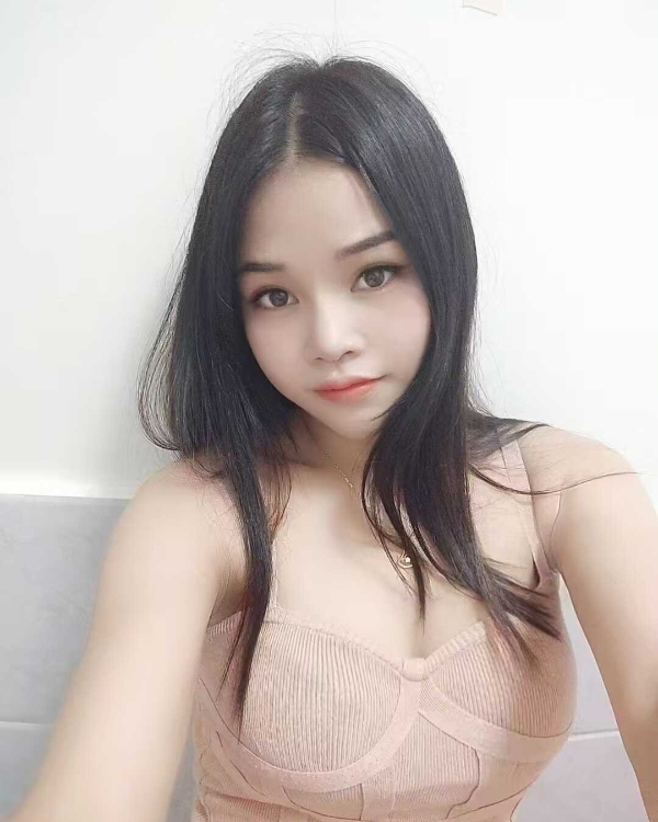 深圳宝安前凸后翘年轻妹子侧身展示火辣身材