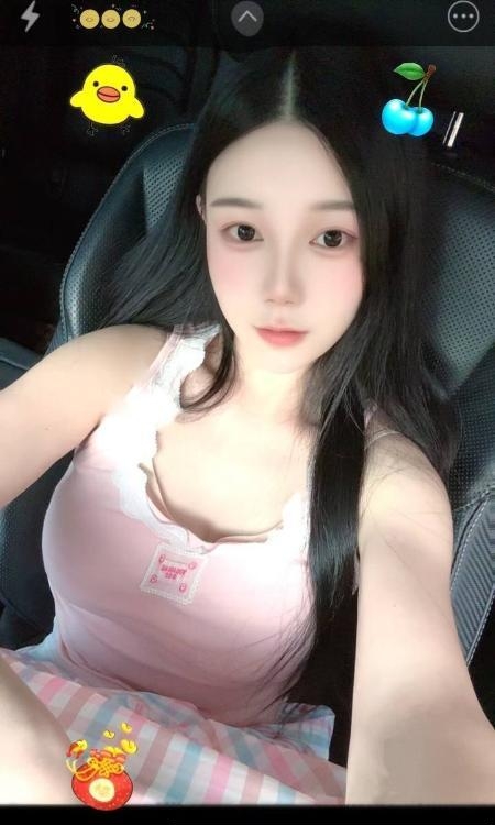 徐汇温柔女生穿着薄丝袜的修长美腿特写