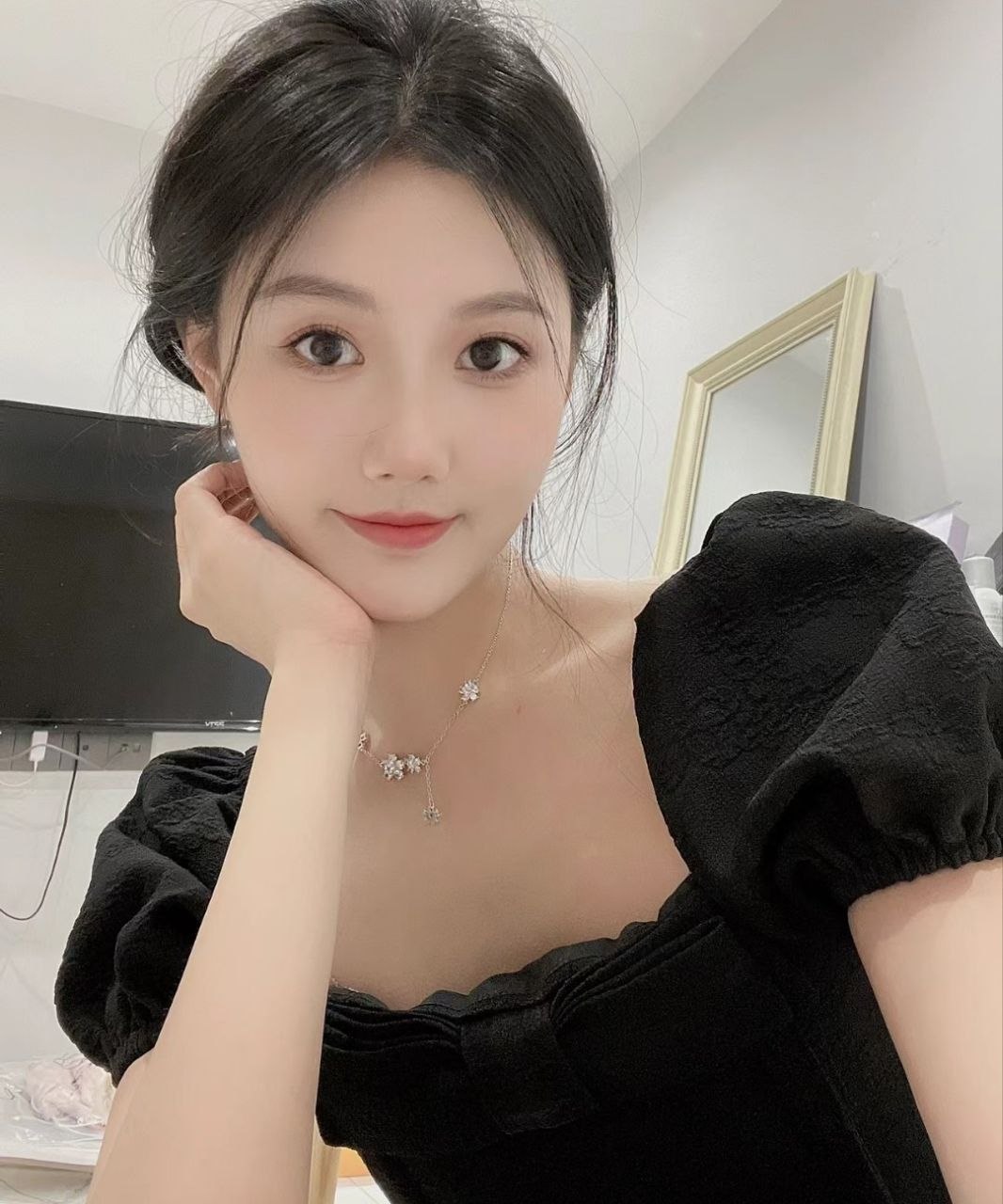 佛山魅惑女孩床上侧躺姿势,柔美线条与迷人眼神