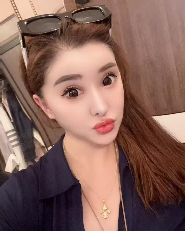 室内柔光下的黑丝制服局部细节