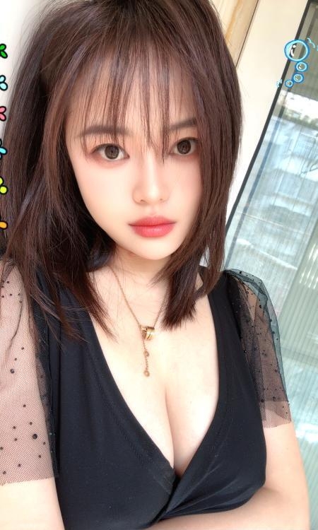 西青区白虎少妇双飞体验，皮肤白嫩高挑姐妹默契配合