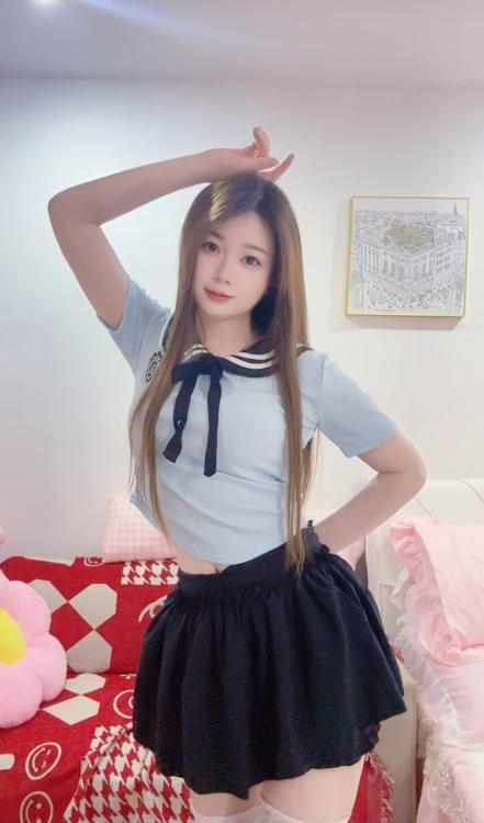 床上水手服姐姐跨坐姿态,柔和光线
