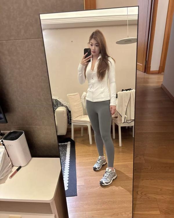 梦琪在小区入口的自然身影