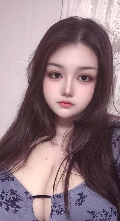 深圳南山170高挑01年W女孩侧身展示巨臀曲线